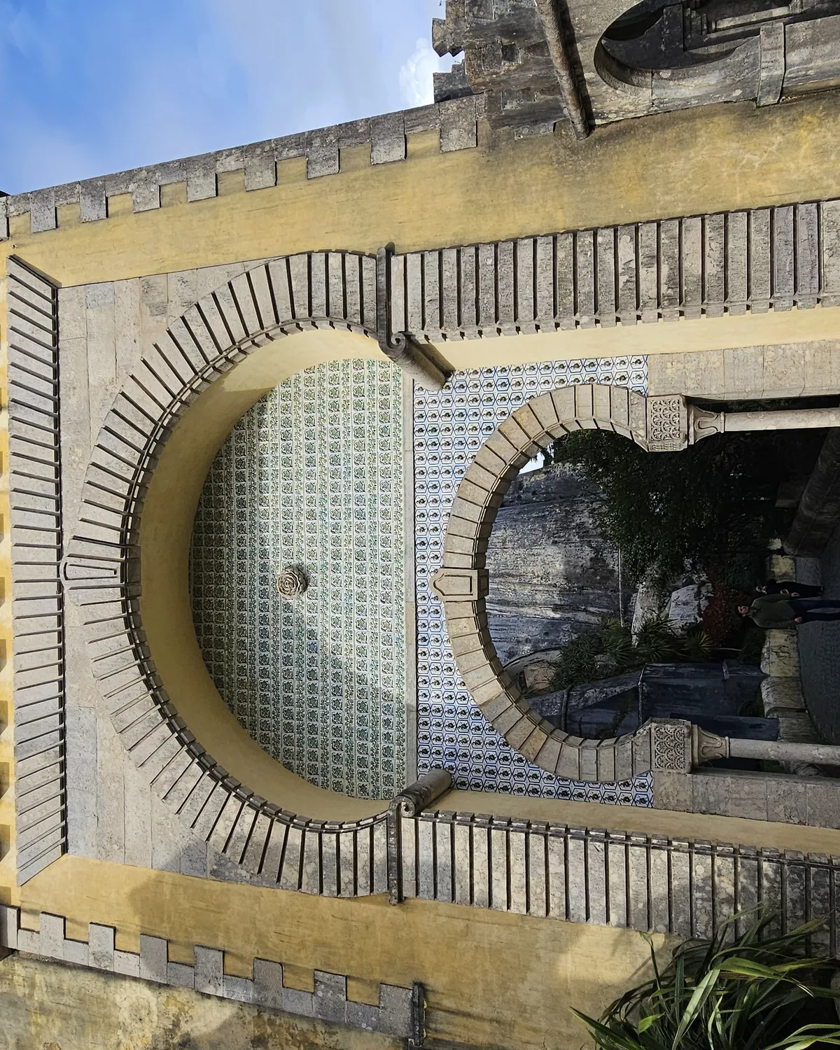 Portal arquitetônico; detalhe estrutural.